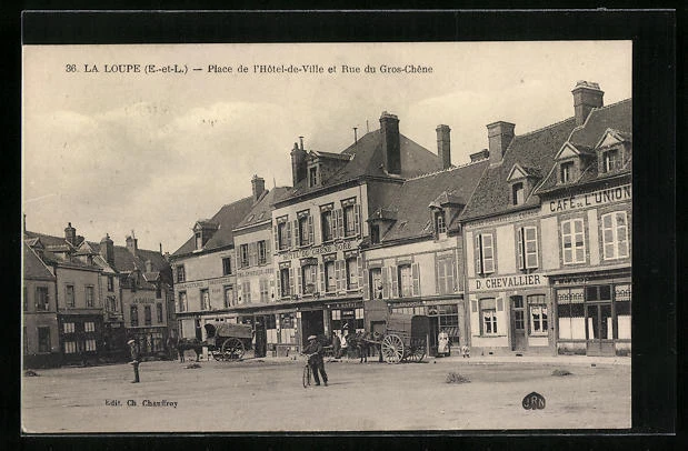 CPA La Loupe, Place de l´Hôtel-de-Ville et Rue du Gros-Chêne 1923