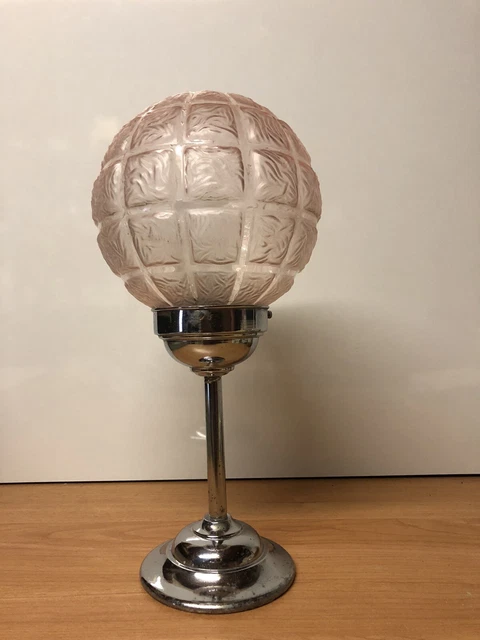 Ancien Globe de lustre ou plafonnier en Verre Moulé Rose Art Déco