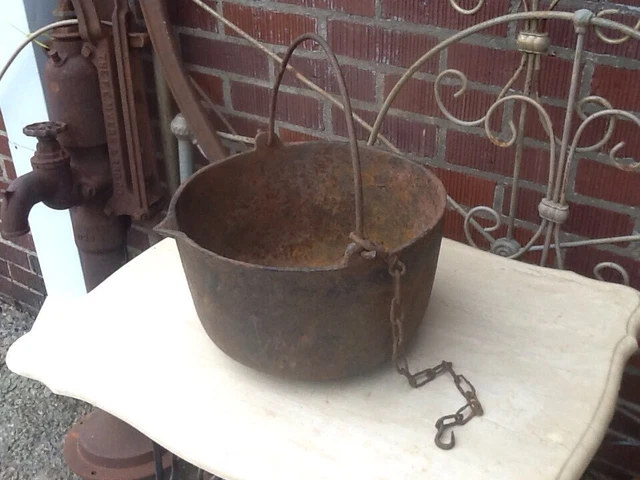 Large Antique Cast Iron Pot With Pour Spout Campfire Culdron Gate Mark Footed