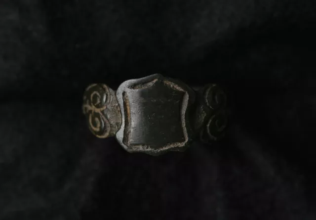 Antique c.18th century ring with ornament, Bronze Finger Ring, Vintage Ring