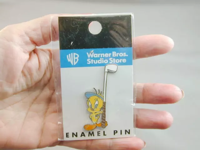 Warner Bros Tweety Bird Holding Gold Club Enamel Lapel Hat Pin NIP