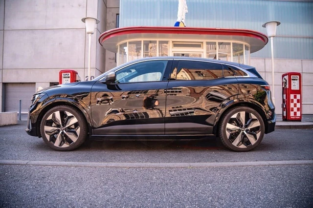 Renault Megane E-Tech EV60 Techno Neuwertig 8fach bereift