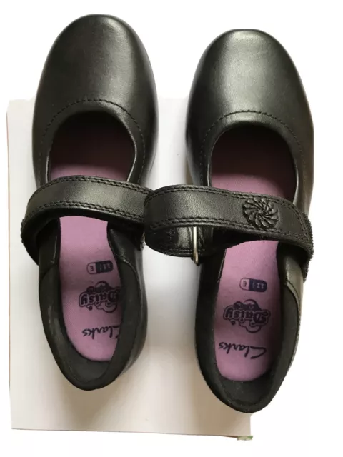 Chaussures d'école noires filles Clarks 11 1/2 F neuf dans leur boîte marguerite