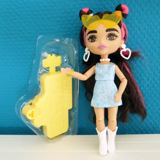 NEU Barbie Extra Minis Puppe mit braunen Haaren in blauem Kleid HKP90 Mini