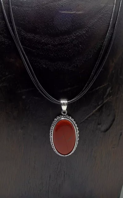 Pendente in argento e pietra di diaspro rosso con collana di cuoio con chiusura. 3