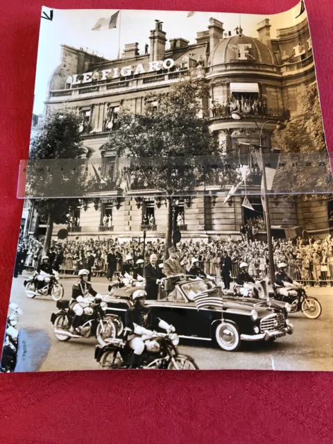 Grande photo originale défilé  à Paris général de Gaulle