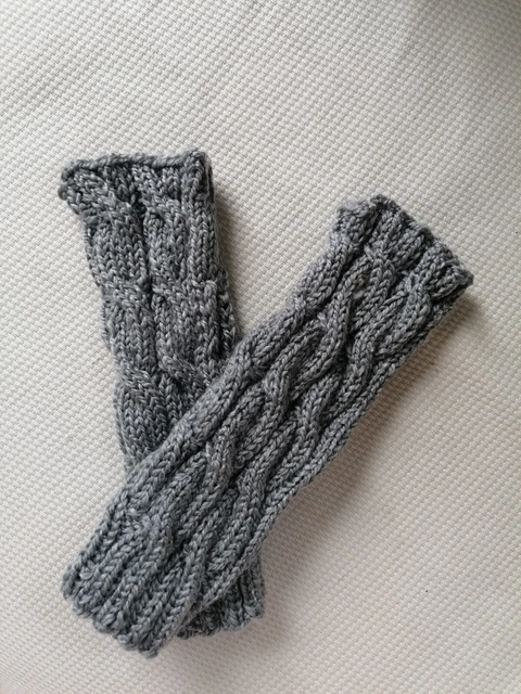 Handstulpen Armstulpen Pulswärmer Fingerloch handgestrickt Zopfmuster hell-grau.