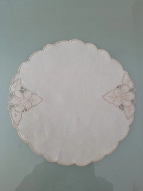 Centrino Ad Intaglio  Ricamato Su Misto Lino  Cm 22