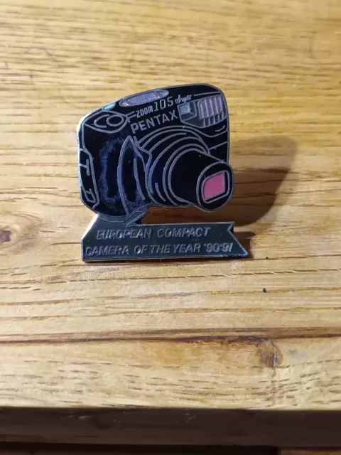 Badge - Pentax Zoom 105 Camera Of The Year ‘90-‘91- Black Colour - Enamel Pin