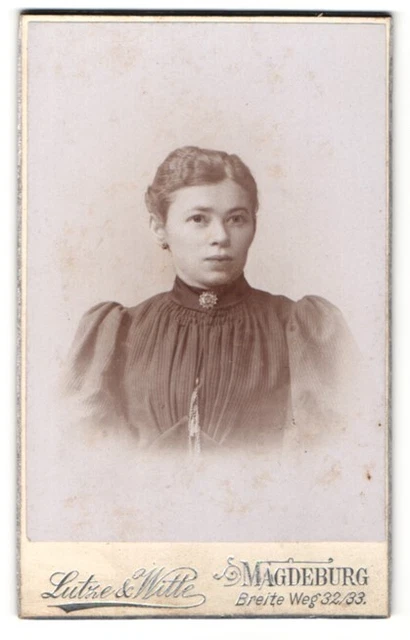 Fotografie Lutze & Witte, Magdeburg, Portrait junge Dame im eleganten Kleid mit