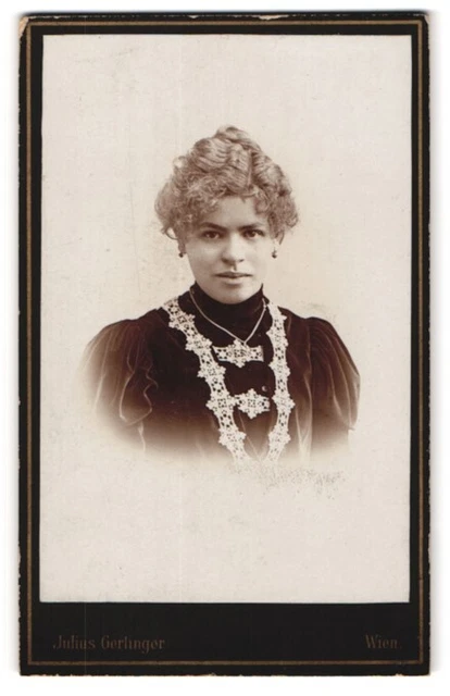 Fotografie Julius Gertinger, Wien, Margarethenstr. 28, Junge Dame im Samtkleid