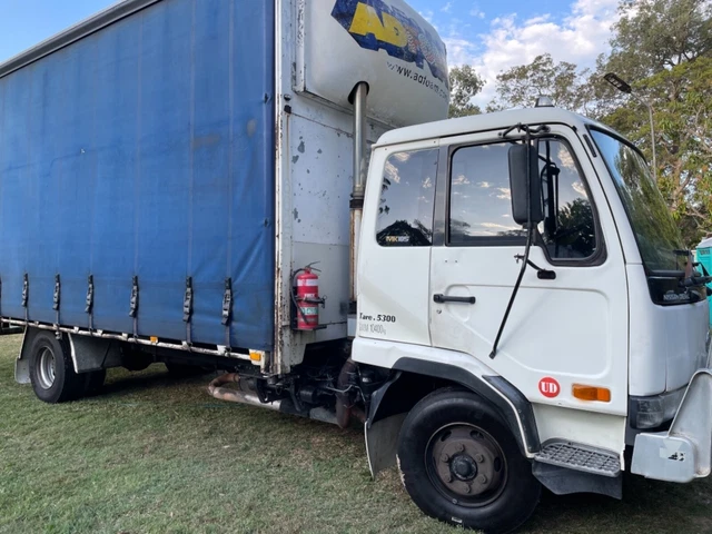 curtainsider 1999 UD truck MK185 Turbo