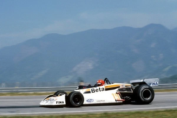 Harald Ertl, Hesketh 308E Ford enters the pits as Niki Lauda, Ferrari