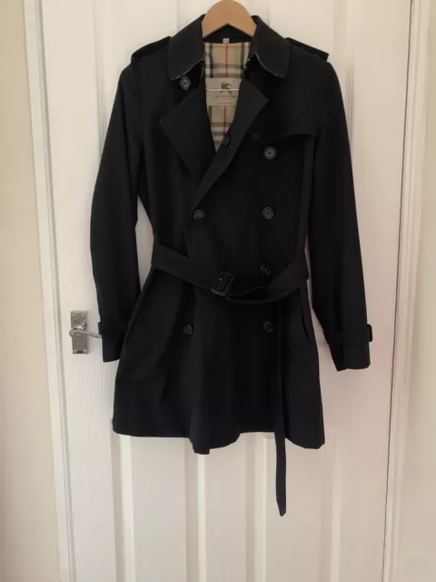 Burberry Short Kensington Heritage Trench Coat in Black Cotton