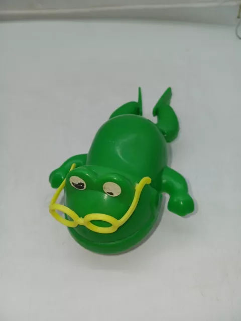 Wind Up Bath Frogs for Kids, Set of 3, Swimming Frog Toys in