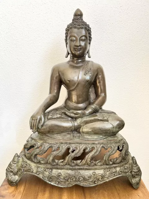 Großer ThaiBuddha Shakyamuni auf Thron mit 3 Phra Rahu. Bronze 42cm