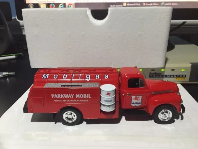 1/34 First Gear Parkway Dealers Atlantic City, NJ Mobilgas 1951 Ford F-6 Tanker