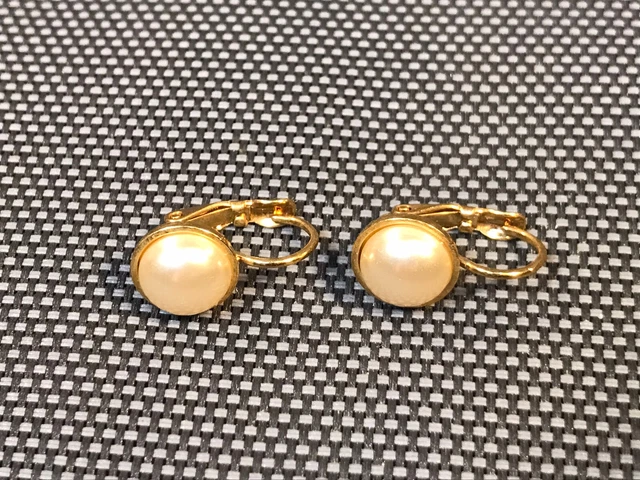Boucles d'oreilles créoles rétro en résine texturée et métal doré femme 0323094