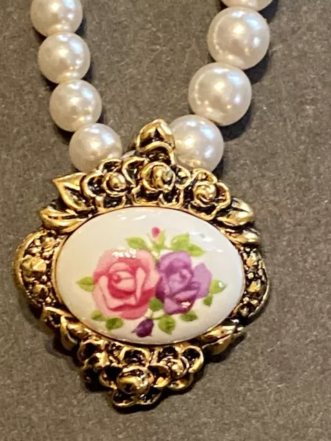 VTG AVON FAUX STRAND PEARL PENDANT NECKLACE w/Goldtone Floral Enamel Pendant 14"