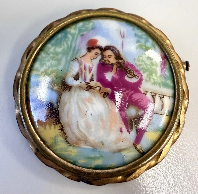 Broche Ancienne En Porcelaine De Limoges - Scène Amoureuse Fragonard - Cadre Doré