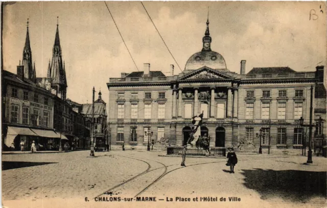 CPA CHALONS-sur-MARNE La Place et l'Hotel de Ville (491000)