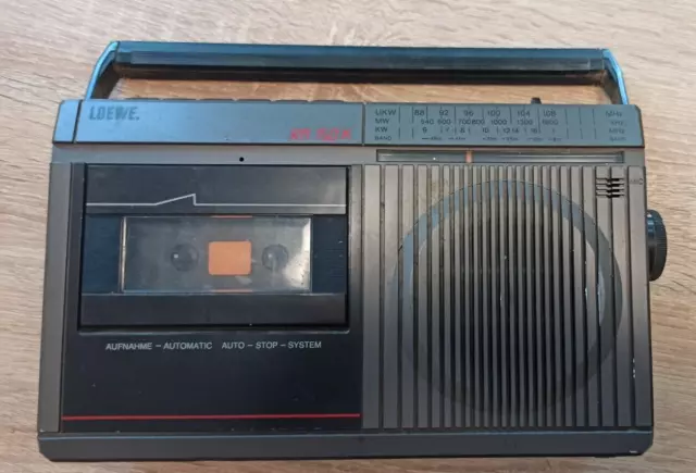 Loewe RM 150K. Grabadora de cassette antigua con radio. funciona bien