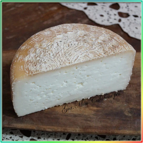 Pecorino artigianale-Formaggio Calabrese semiduro-tipico per antipasti-Genuino