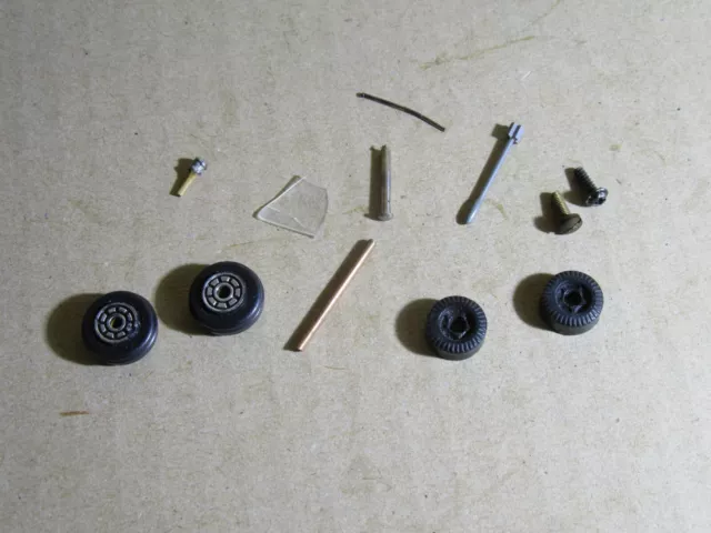 146X Spielzeug Antik Bündel Ersatzteile Plastik Metall Räder Achsen Screw Fixing
