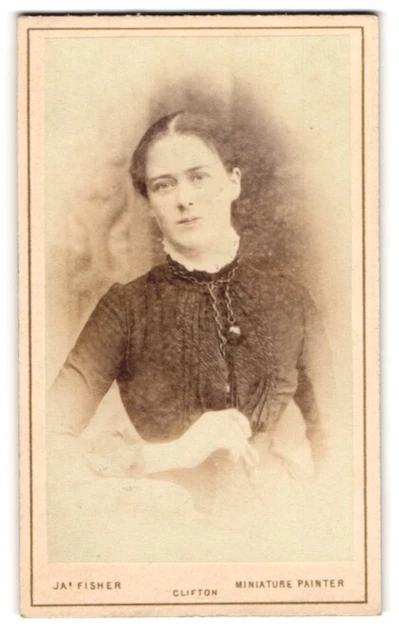 Fotografie J. Fisher, Clifton, Portrait junge Dame im eleganten Kleid mit Halsk
