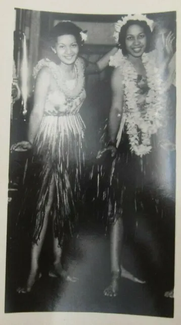Vintage Hawaiian Dancers Dancing Photo (A5)
