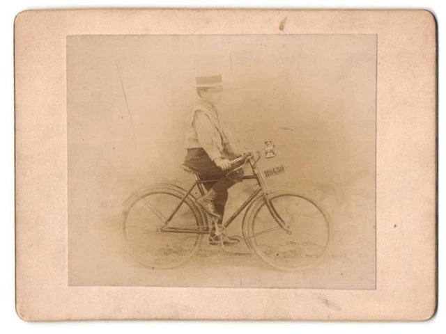Fotografie unbekannter Fotograf und Ort, junger Knabe auf seinem Fahrrad mit Ke