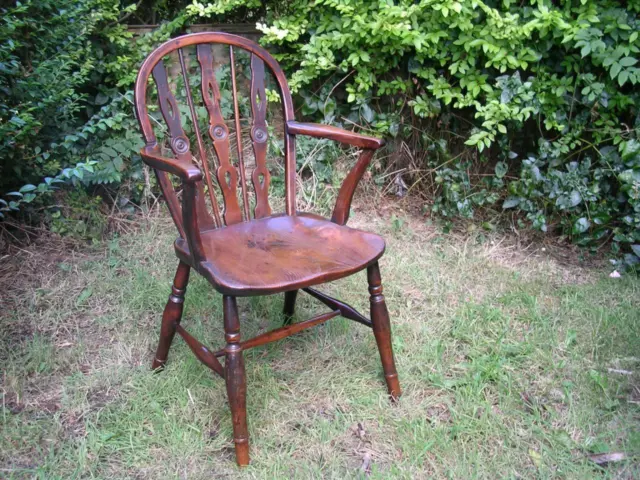 Yew Windsor chair circa 1820. Attributed to the Prior family.