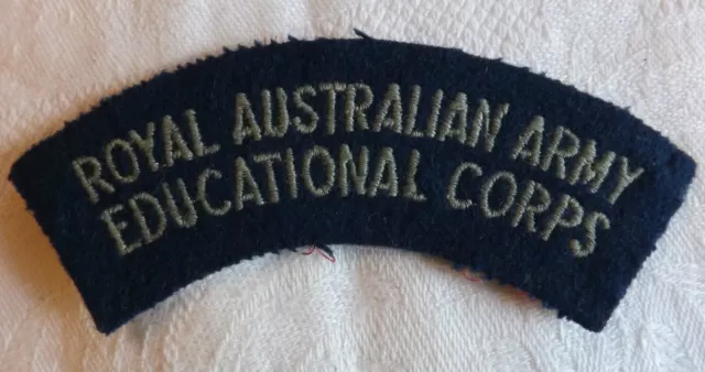 Military WW2 Royal Australian Army Educational Corps Shoulder Title Badge (2982)