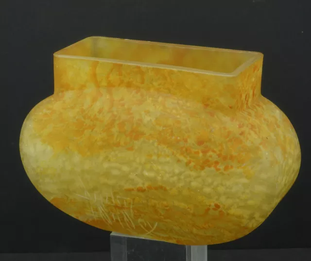 Vase Daum Nancy d époque art déco jaune orangé en pâte de verre .