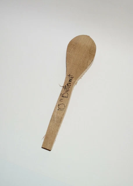 Una cuchara de 10 pulgadas en blanco tallada en mano de madera de nuez de mantequilla