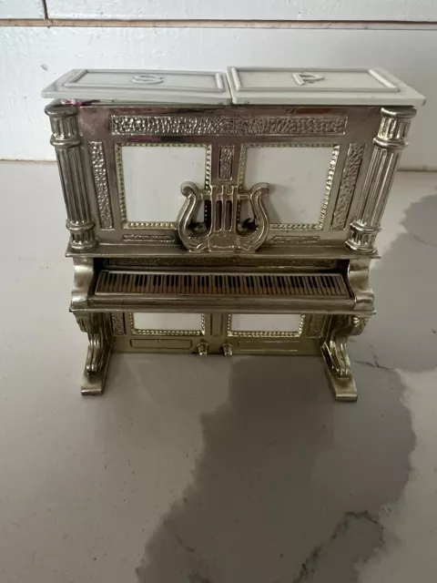 Vtg Novelty Plastic White & Gold Piano Salt & Pepper Shakers by Davis Products