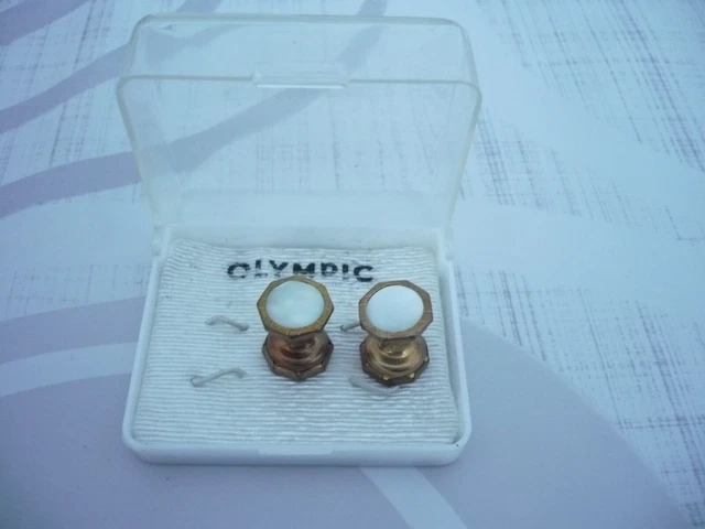 Carte De 18 Boutons En Nacre D'Orient - 9mm, 4 Trous - Ancienne/Neuve