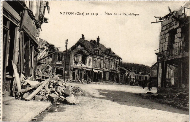 CPA Noyon Place de la Republique FRANCE (1014188)