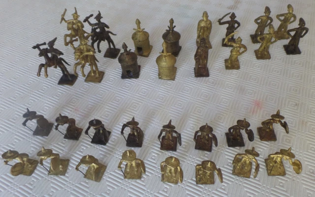 Ancien Jeu D'échecs En Terre Cuite Années 70 - 31 Pièces (11 à 14 Cm)