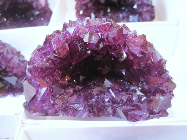+++ 1 Stück: Alaun Kristalldruse // synthetisch +++ Farbe Amethyst / Geode Stufe