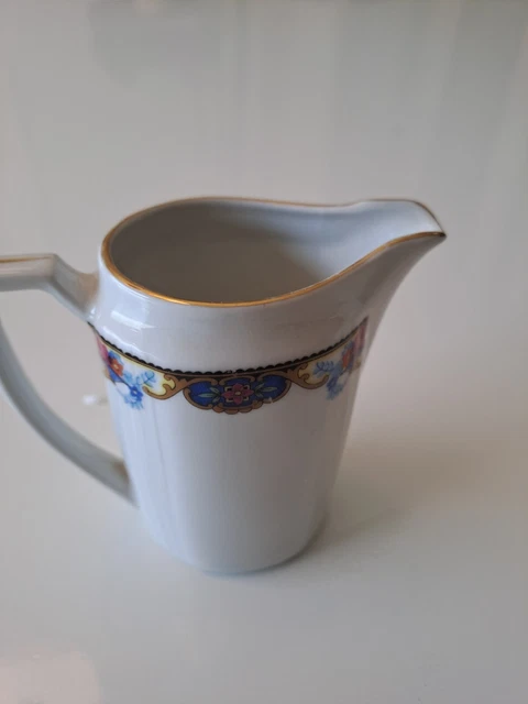 VERSEUSE OU POT A EAU EN PORCELAINE H 10 cm
