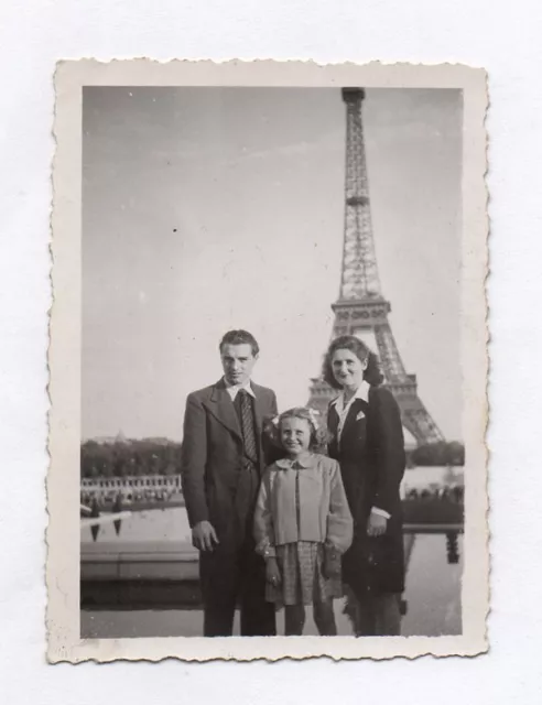 PHOTO ANCIENNE Vintage Snapshot Famille Monument TOUR EIFFEL PARIS Vers 1940