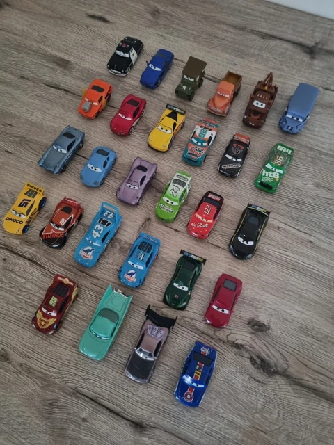 LOT 28 VOITURES  Cars Disney