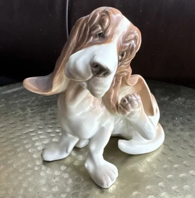 Vintage Porcelain Bassett Hound Dog Figurine Scratching Ear A233 NOTE 4”