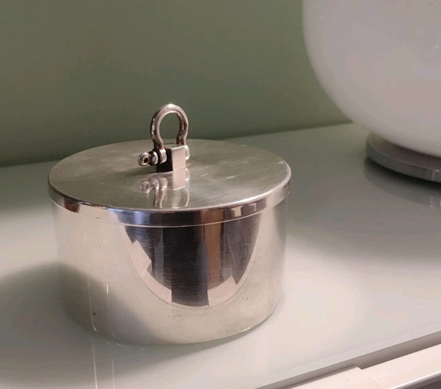 Deux seaux à glaçons en métal argenté, l'un de style Art Déco, l'autre sur pied avec prises en