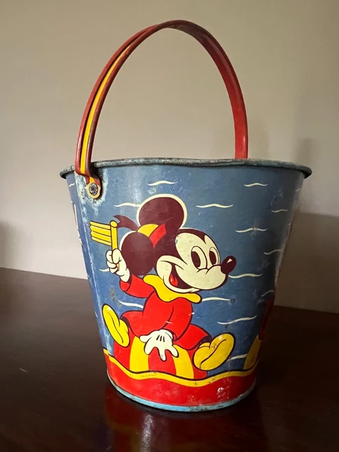 Vieux Seau De Plage Qui Sert Aussi De Tirelire – Objet Déco Vintage