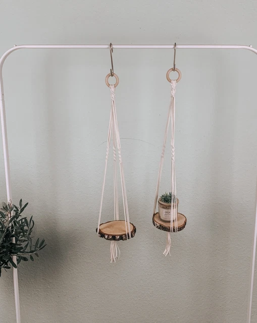 Lámpara de flores de macramé hecho a mano con disco de madera