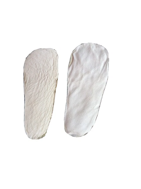 PAIRE DE SEMELLES ANCIENNES pour Poupée en cuir blanc pour création de vêtements