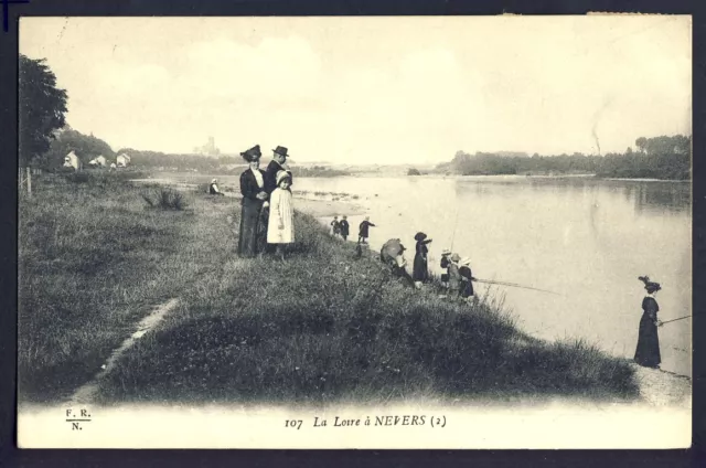 cpa Ecrite en 1918 par Renée DAUBIGNEY La LOIRE à NEVERS (Nièvre) Pêcheurs