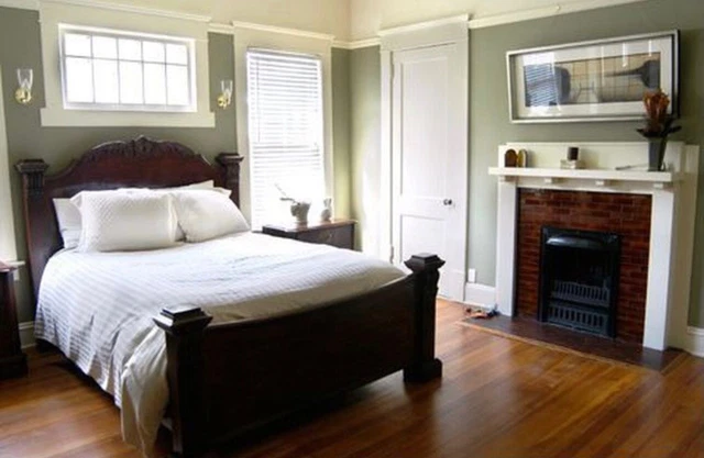 Henredon Natchez Collection Flame Mahogany Queen Size Bed Frame